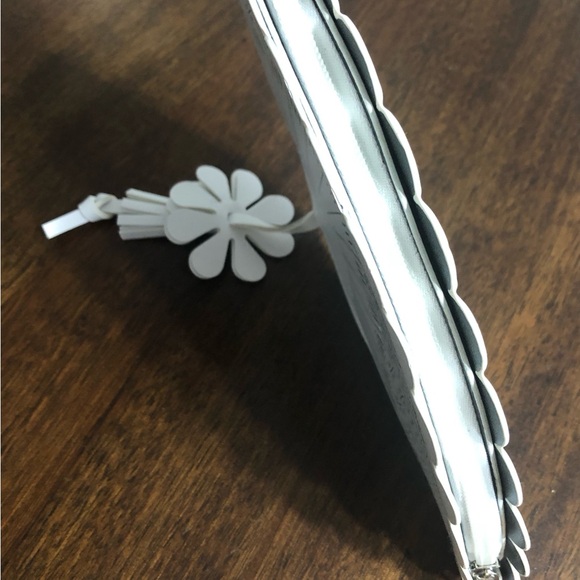 Fan hand purse faux leather top zip flower retro party white.11”X7-1/2” - Picture 4 of 5